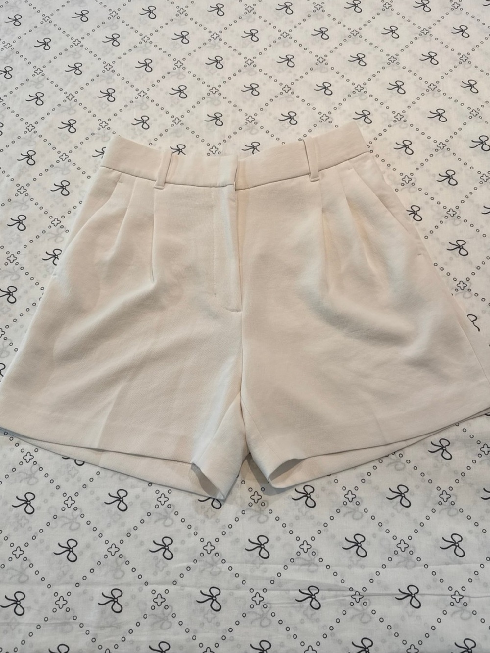 Aritzia High-Waist Cream Pleated Shorts